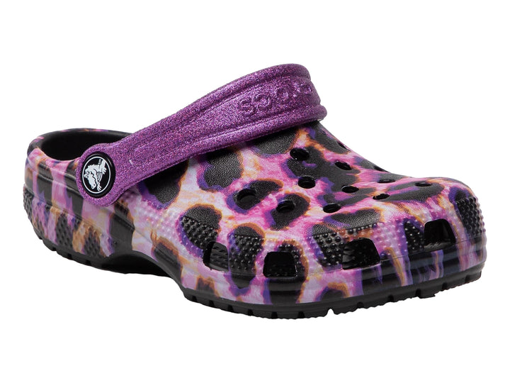 Zuecos Crocs con estampado de leopardo en tonos morados y negros, con correa trasera ajustable.