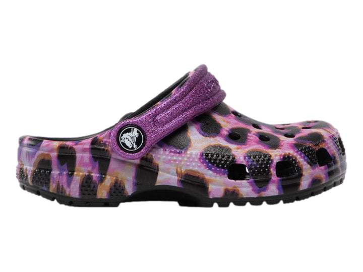 Zuecos Crocs con estampado de leopardo en tonos morados y negros, con correa trasera ajustable.