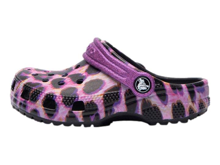Zuecos Crocs con estampado de leopardo en tonos morados y negros, con correa trasera ajustable.