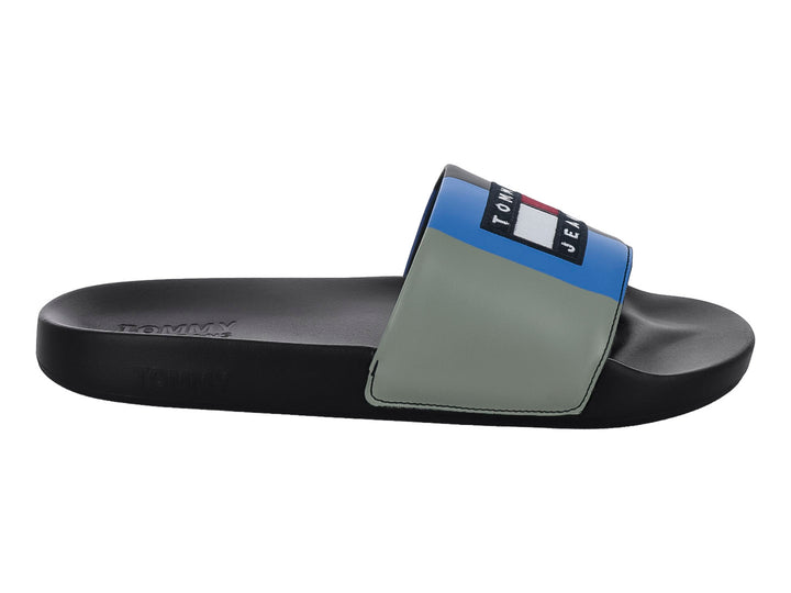 Sandalia Tommy Hilfiger para hombre en color negro con banda superior en gris y azul.