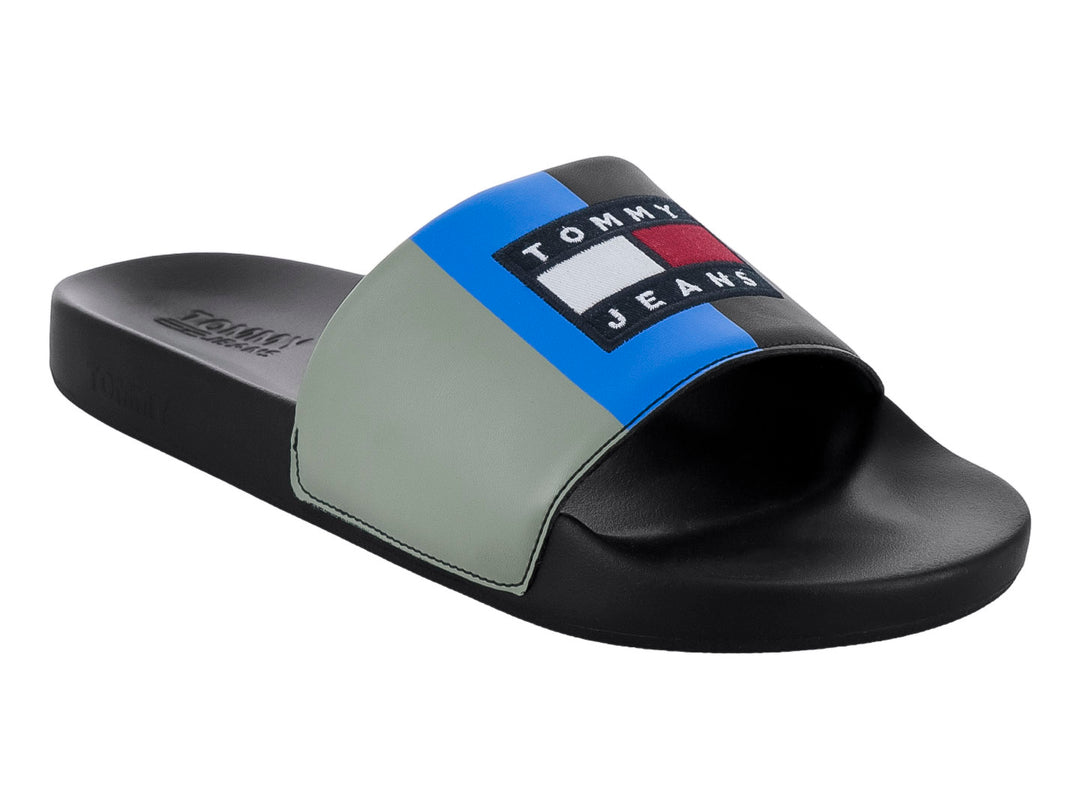 Sandalia Tommy Hilfiger para hombre en color negro con banda superior en gris y azul.