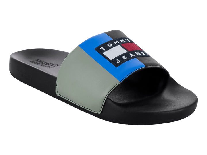 Sandalia Tommy Hilfiger para hombre en color negro con banda superior en gris y azul.