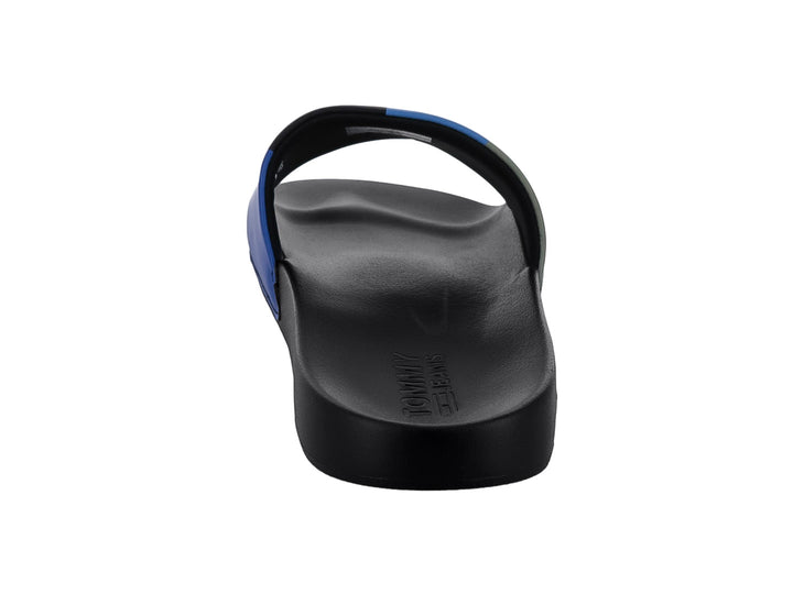 Sandalia Tommy Hilfiger para hombre en color negro con banda superior en gris y azul.