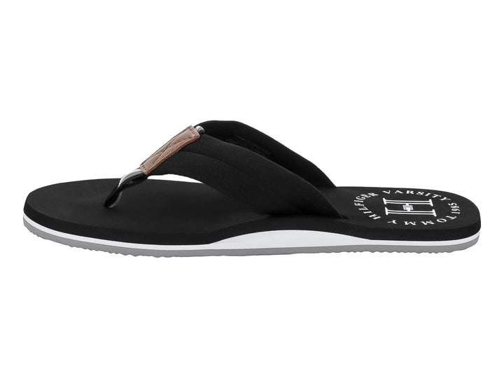 Sandalia negra tipo flip-flop de Tommy Hilfiger con suela blanca y detalles en blanco.