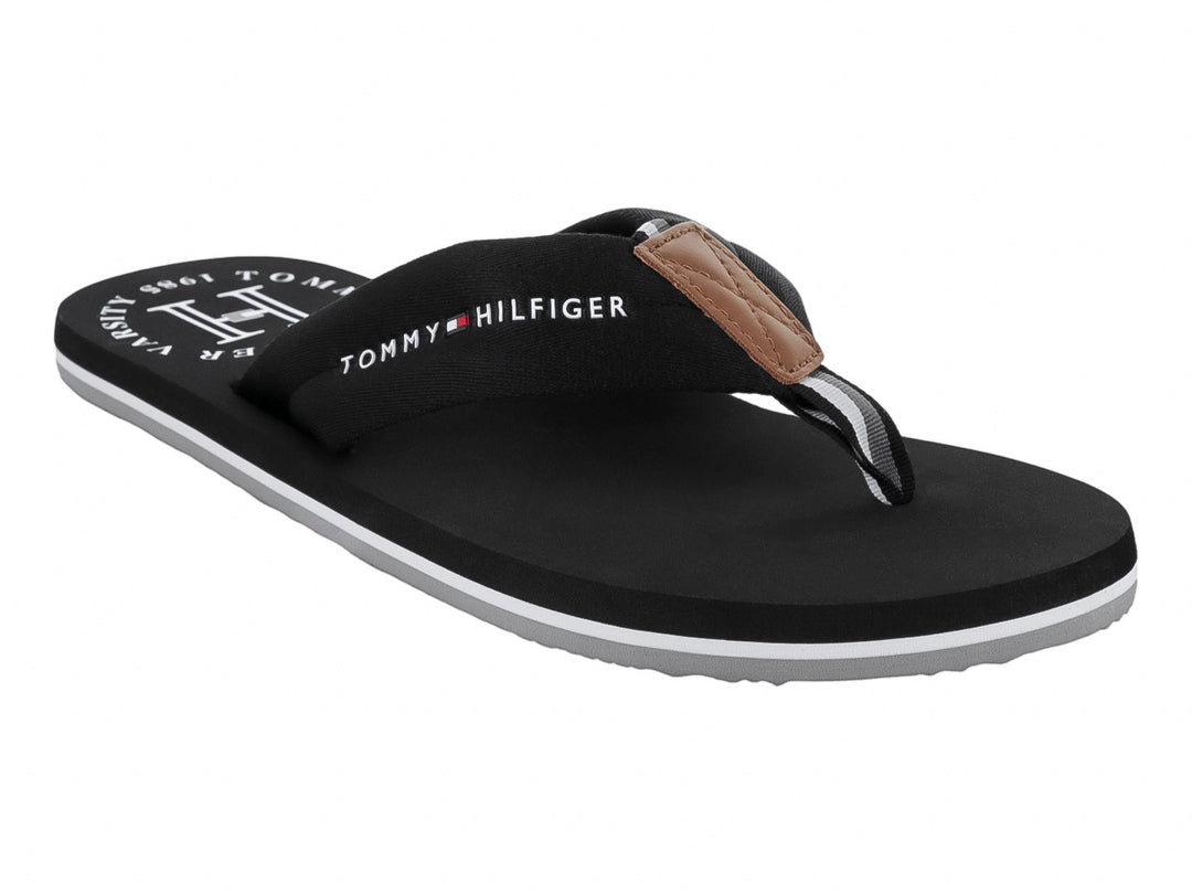 Sandalia negra tipo flip-flop de Tommy Hilfiger con suela blanca y detalles en blanco.