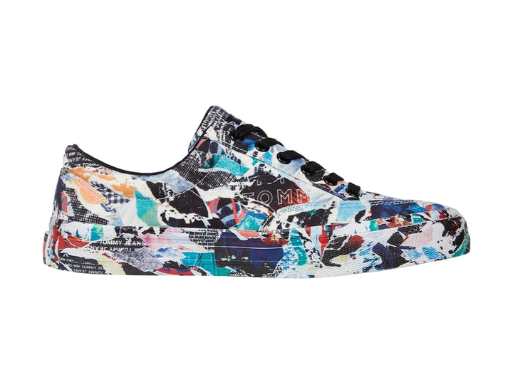 Tenis Tommy Hilfiger con estampado de graffiti multicolor y cordones negros.
