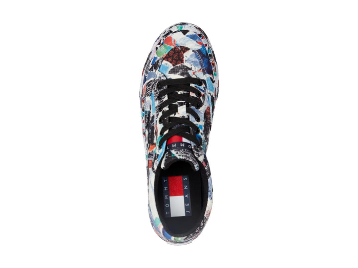 Tenis Tommy Hilfiger con estampado de graffiti multicolor y cordones negros.