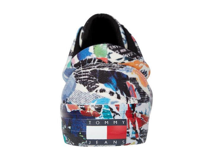 Tenis Tommy Hilfiger con estampado de graffiti multicolor y cordones negros.