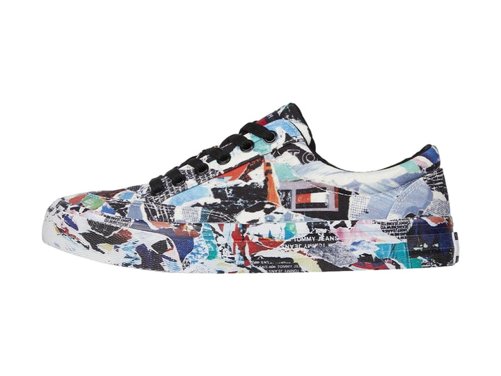 Tenis Tommy Hilfiger con estampado de graffiti multicolor y cordones negros.