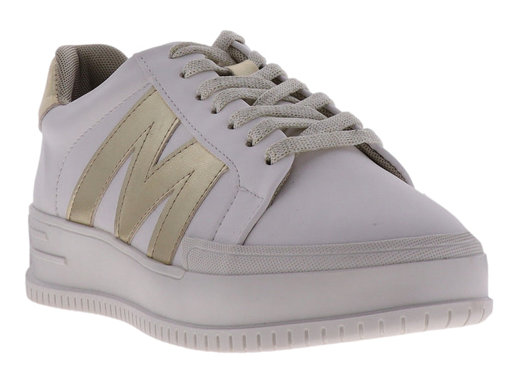 Tenis blancos de material sintético con una letra M dorada en el costado y suela blanca ancha.