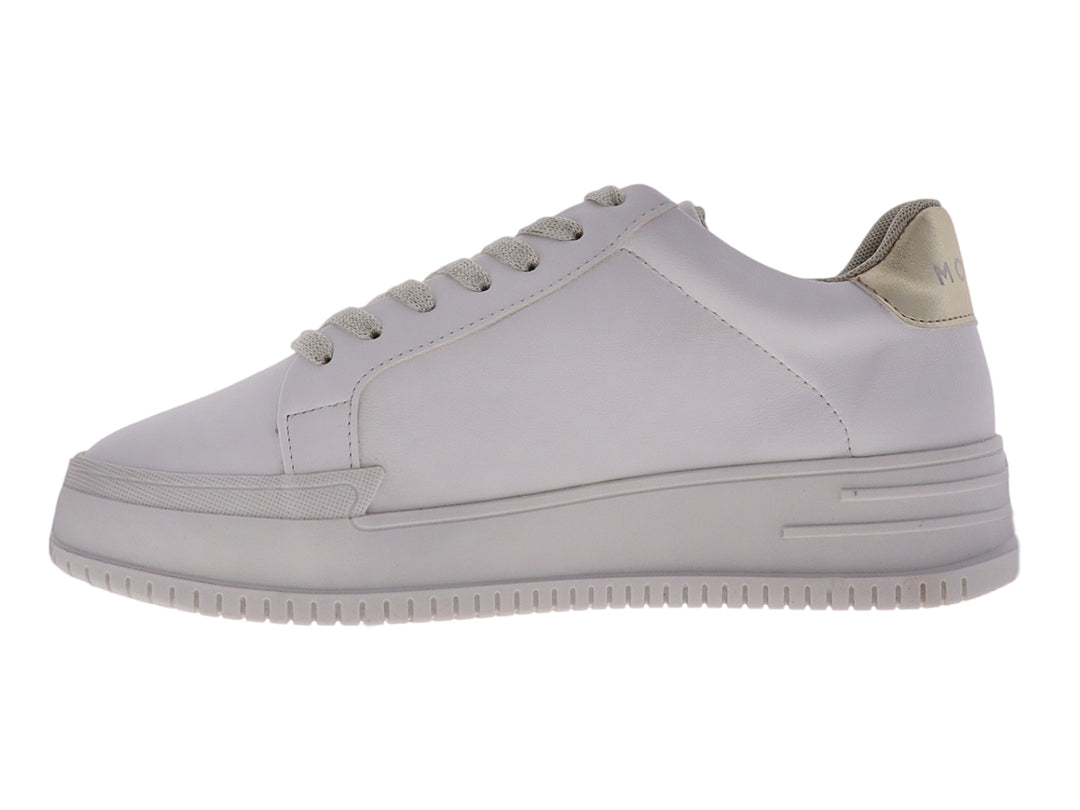 Tenis blancos de material sintético con una letra M dorada en el costado y suela blanca ancha.