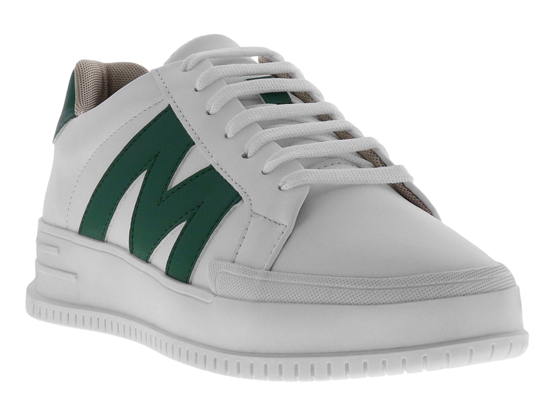Tenis blancos sintéticos con una letra M verde en el lateral y suela blanca.