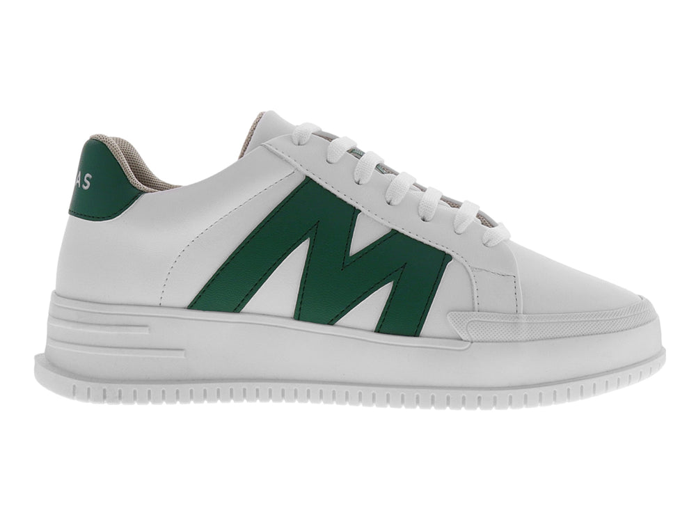 Tenis blancos sintéticos con una letra M verde en el lateral y suela blanca.