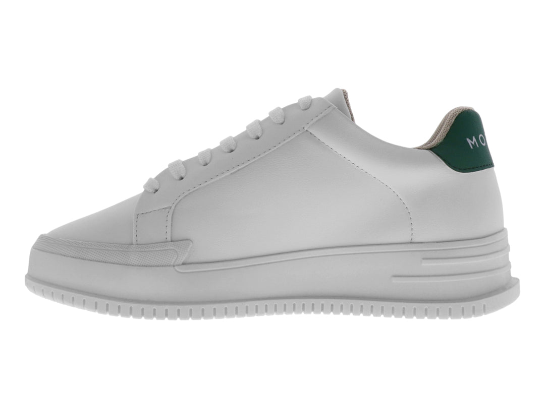 Tenis blancos sintéticos con una letra M verde en el lateral y suela blanca.