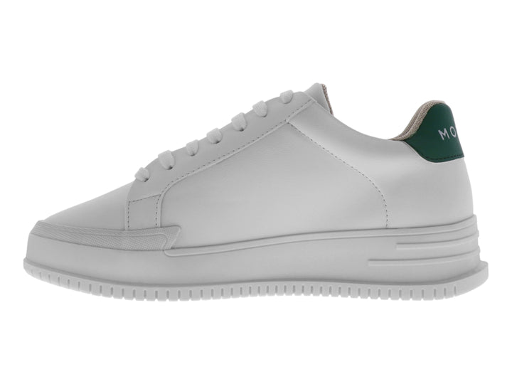 Tenis blancos sintéticos con una letra M verde en el lateral y suela blanca.
