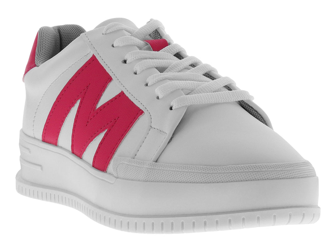 Tenis blancos de material sintético con una letra M grande en color rosa neón en el costado.