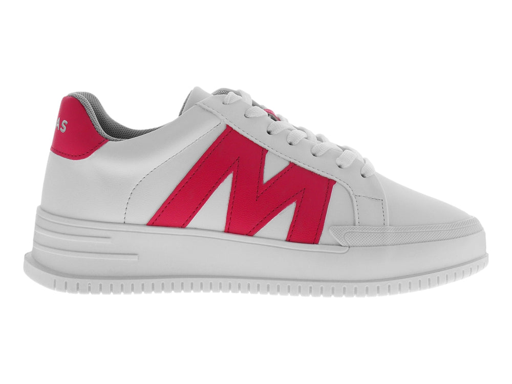 Tenis blancos de material sintético con una letra M grande en color rosa neón en el costado.