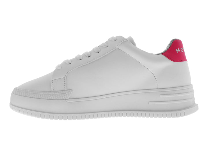 Tenis blancos de material sintético con una letra M grande en color rosa neón en el costado.