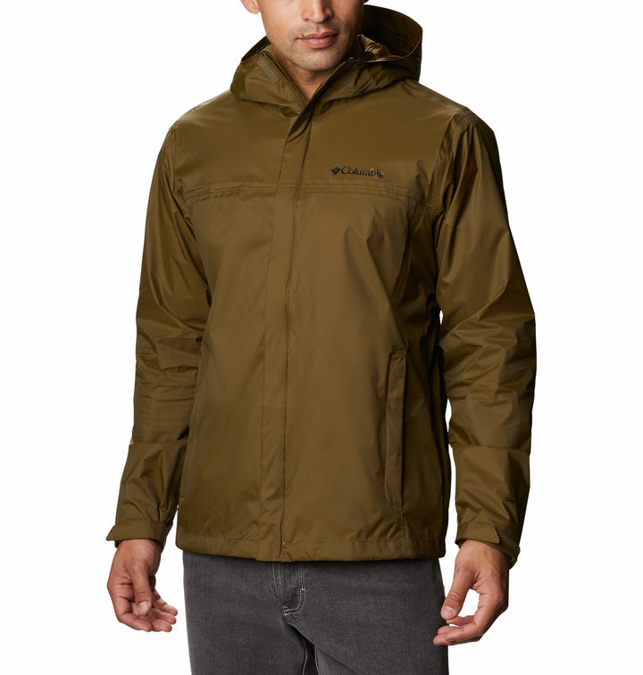 Hombre vistiendo una chaqueta impermeable Columbia de color verde oliva con capucha.