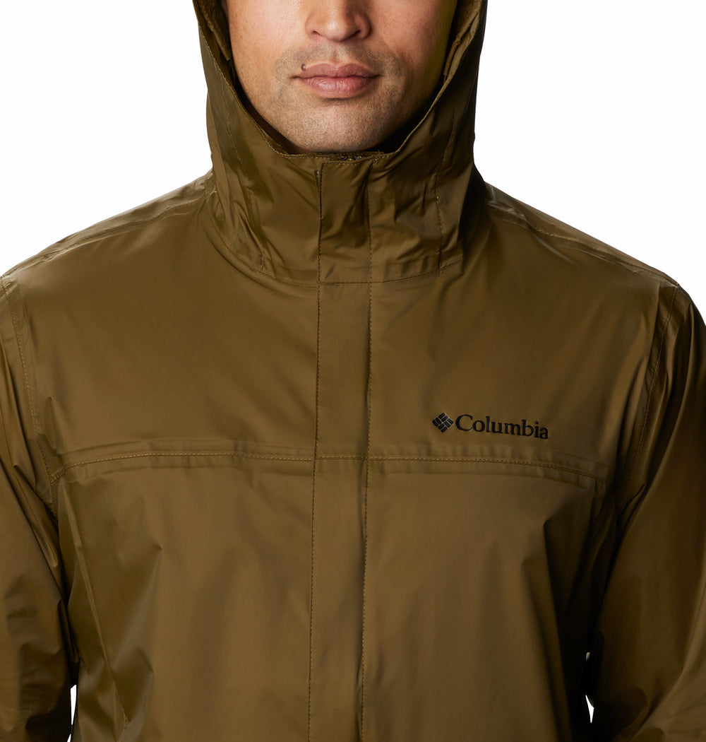 Hombre vistiendo una chaqueta impermeable Columbia de color verde oliva con capucha.