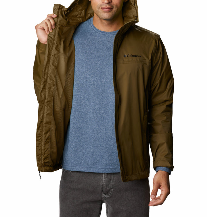 Hombre vistiendo una chaqueta impermeable Columbia de color verde oliva con capucha.