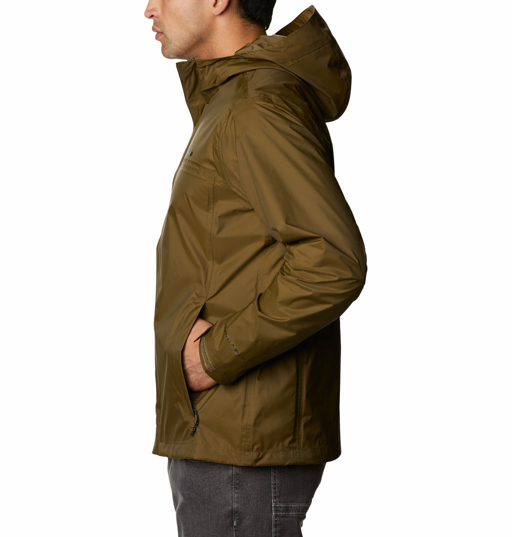 Hombre vistiendo una chaqueta impermeable Columbia de color verde oliva con capucha.