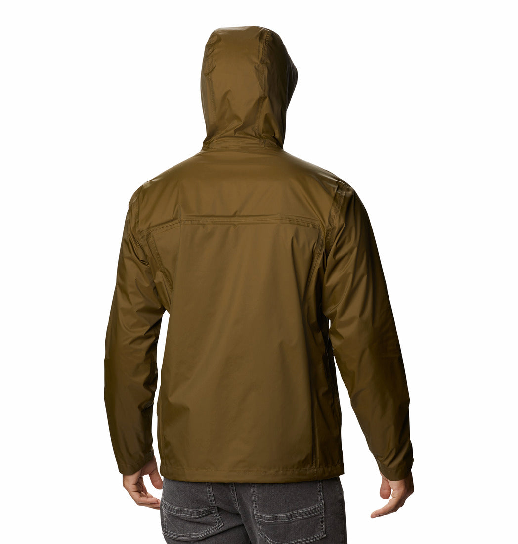 Hombre vistiendo una chaqueta impermeable Columbia de color verde oliva con capucha.
