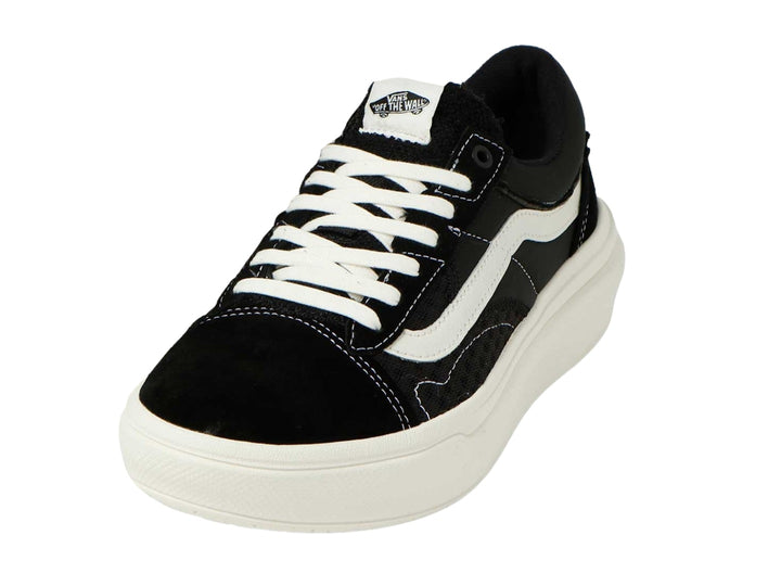 Tenis VANS Old Skool color negro con suela y franja lateral en color blanco.