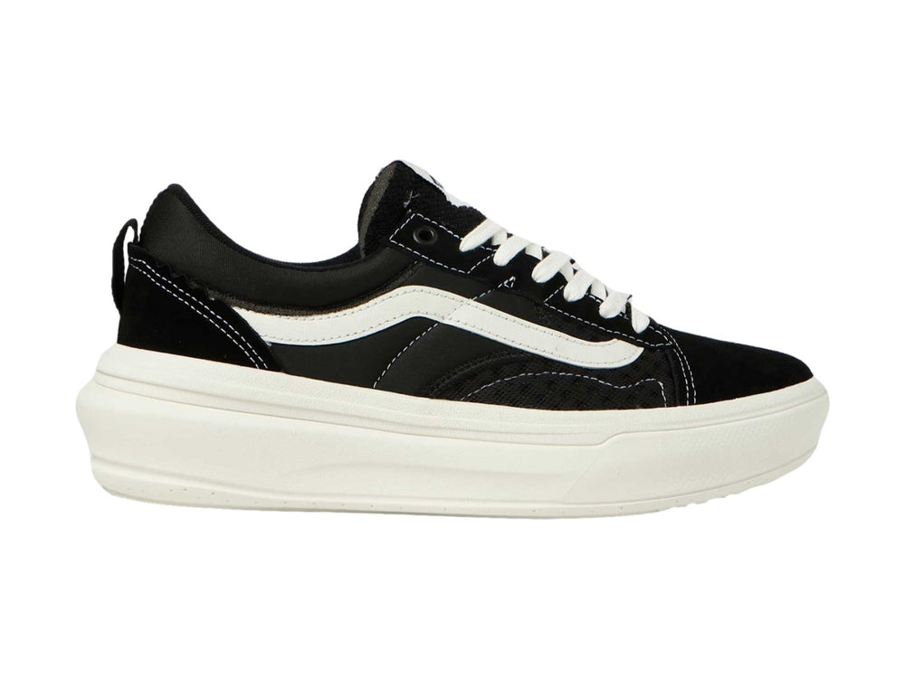 Tenis VANS Old Skool color negro con suela y franja lateral en color blanco.