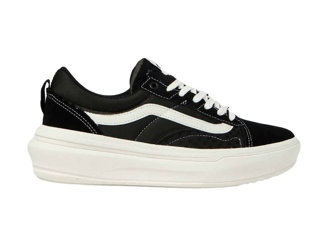 Tenis VANS Old Skool color negro con suela y franja lateral en color blanco.