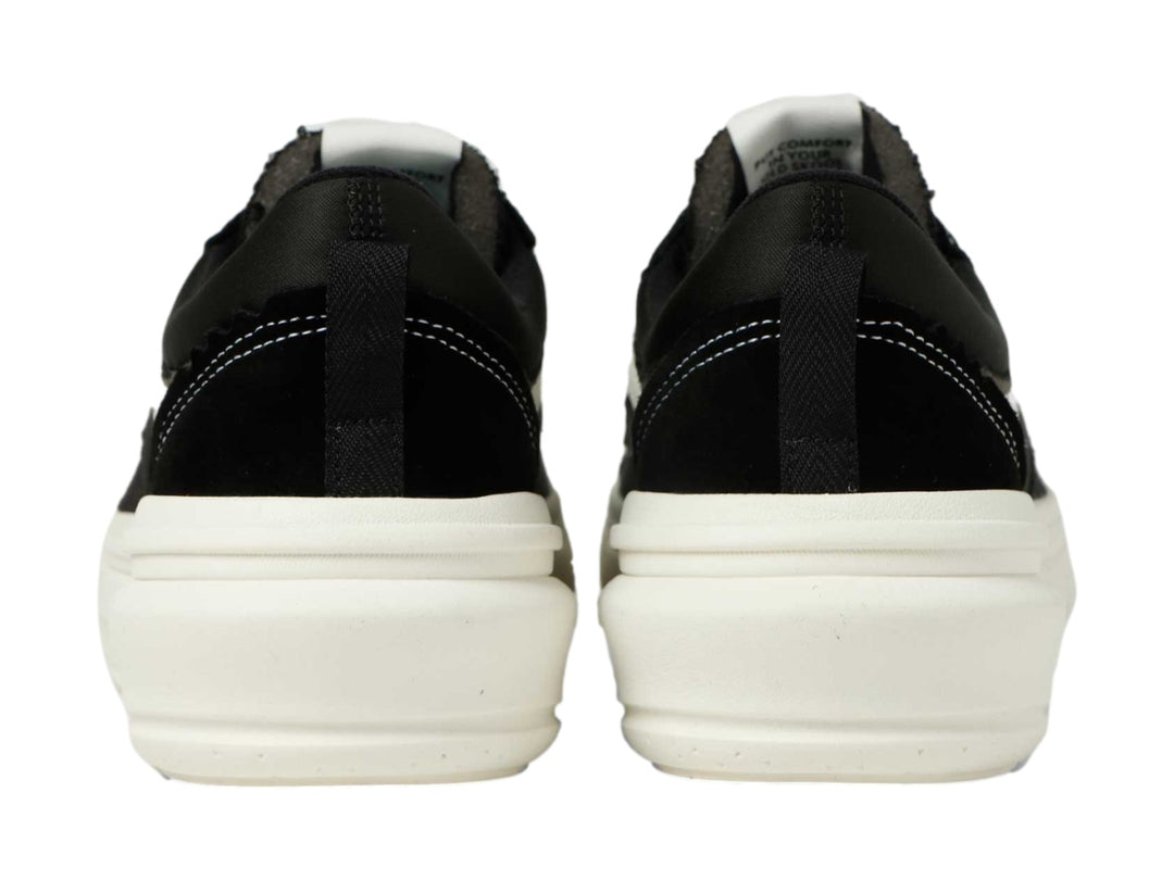 Tenis VANS Old Skool color negro con suela y franja lateral en color blanco.
