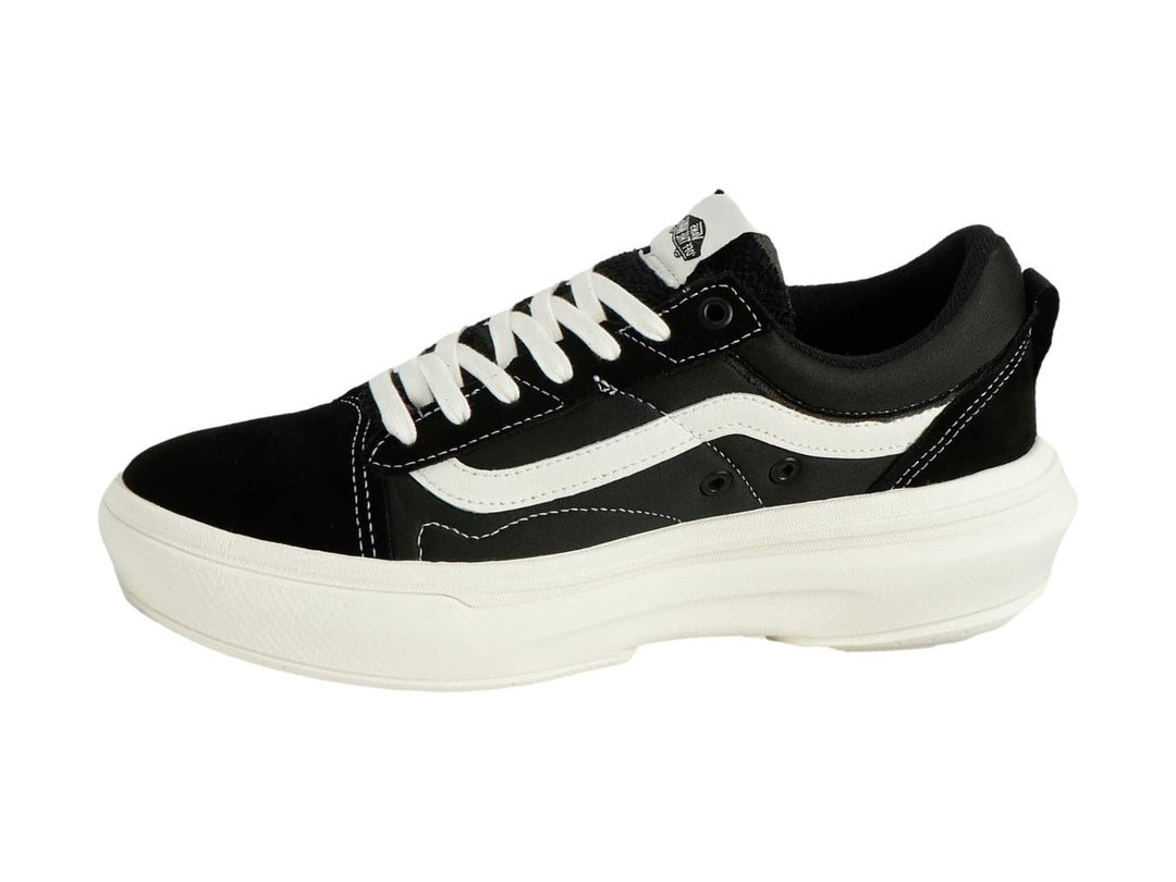 Tenis VANS Old Skool color negro con suela y franja lateral en color blanco.