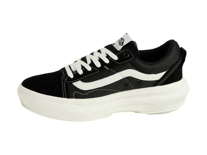 Tenis VANS Old Skool color negro con suela y franja lateral en color blanco.