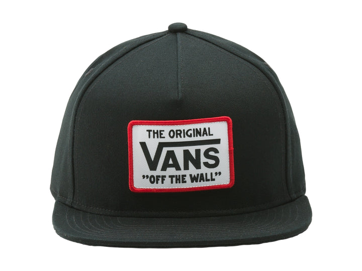 Gorra snapback VANS de color negro con logotipo frontal blanco y rojo.