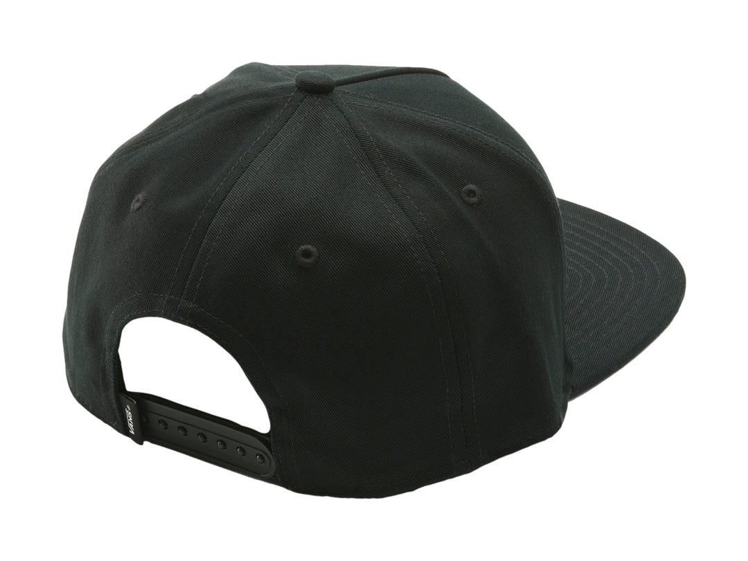Gorra snapback VANS de color negro con logotipo frontal blanco y rojo.