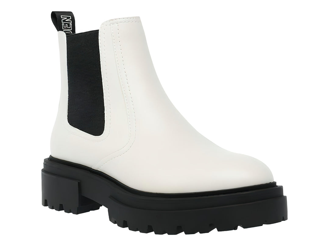 Botines Steve Madden Astute color hueso con suela gruesa negra y panel elástico lateral.