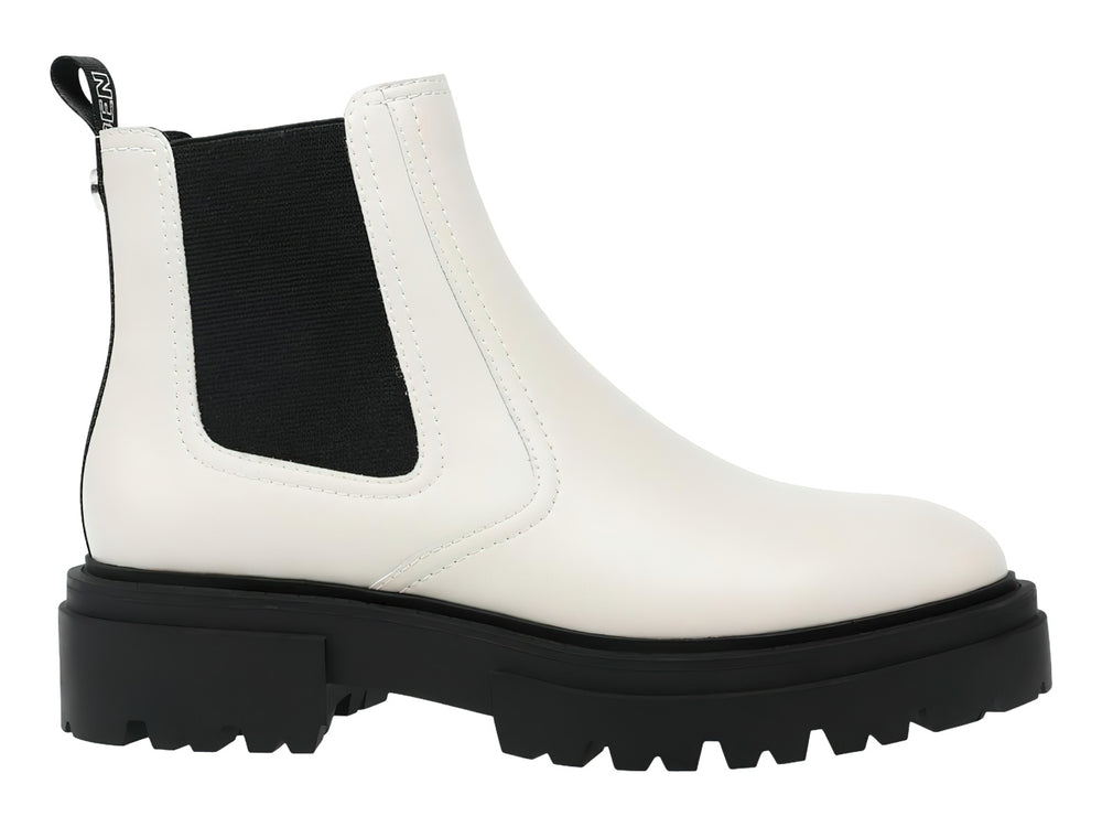 Botines Steve Madden Astute color hueso con suela gruesa negra y panel elástico lateral.