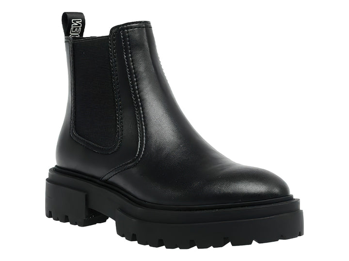 Bota negra Steve Madden con suela track gruesa y diseño estilo Chelsea.