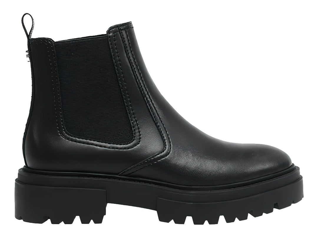 Bota negra Steve Madden con suela track gruesa y diseño estilo Chelsea.