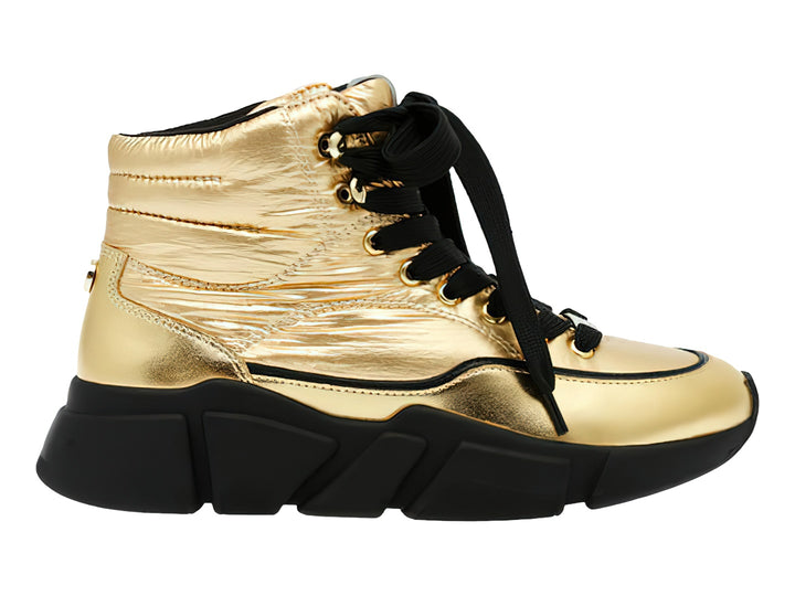 Botas deportivas Steve Madden en color dorado metalizado con suela gruesa y agujetas negras.
