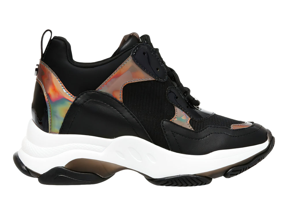 Tenis negros Steve Madden con suela blanca ancha y detalles metálicos iridiscentes.