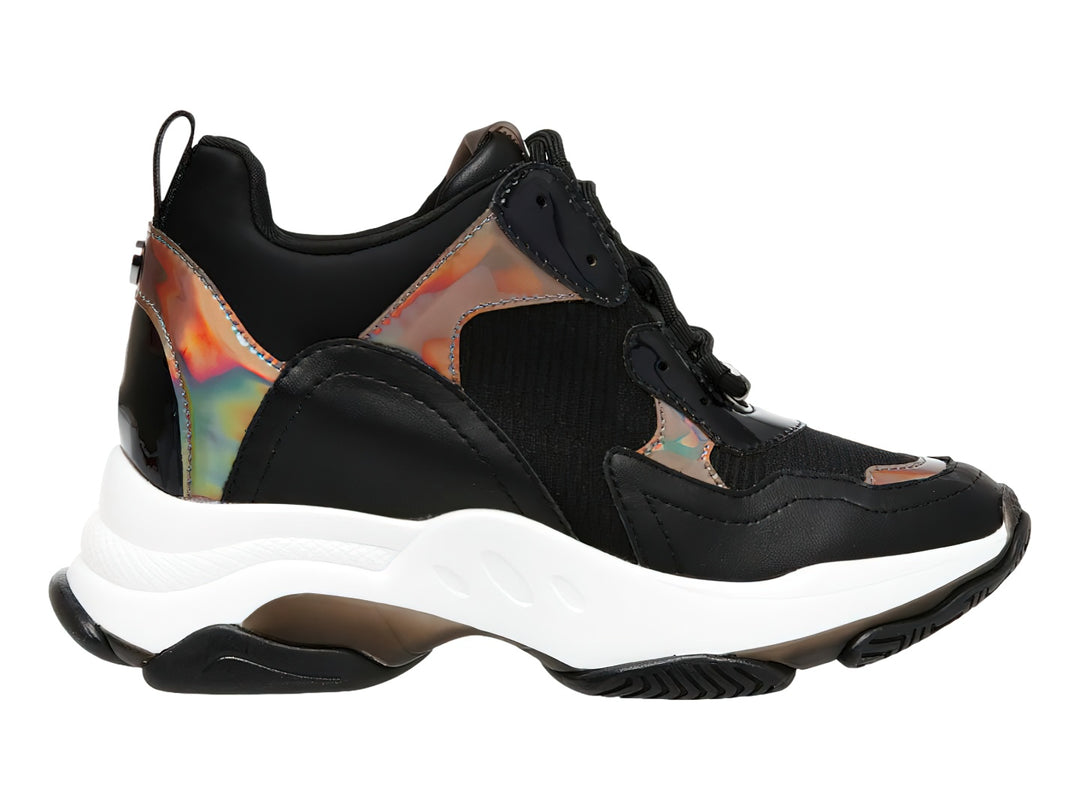 Tenis negros Steve Madden con suela blanca ancha y detalles metálicos iridiscentes.