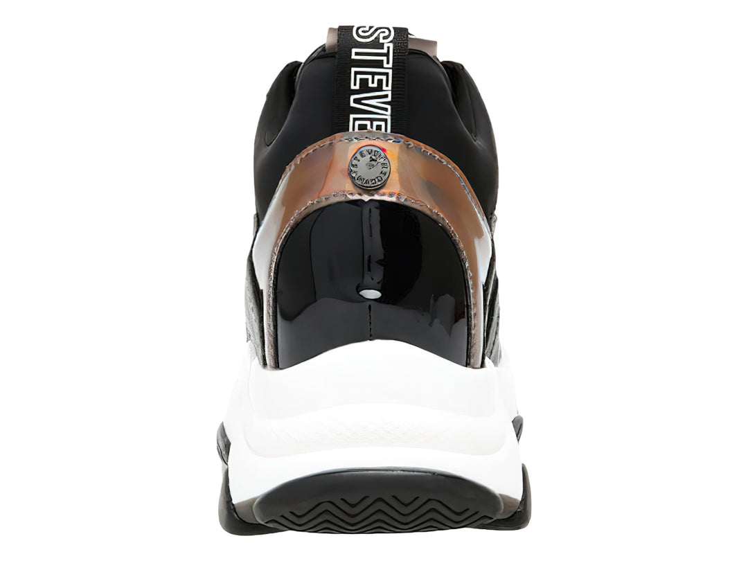 Tenis negros Steve Madden con suela blanca ancha y detalles metálicos iridiscentes.