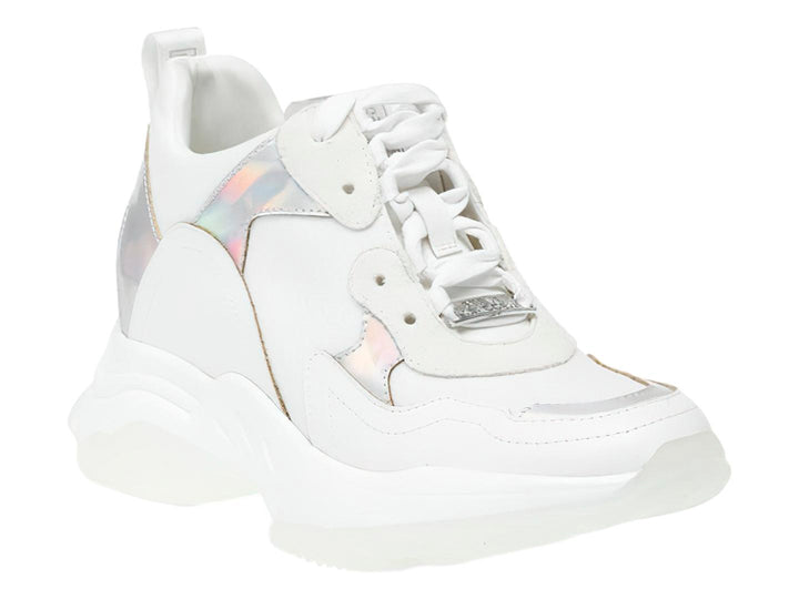 Tenis blancos Steve Madden con detalles plateados iridiscentes y suela gruesa.