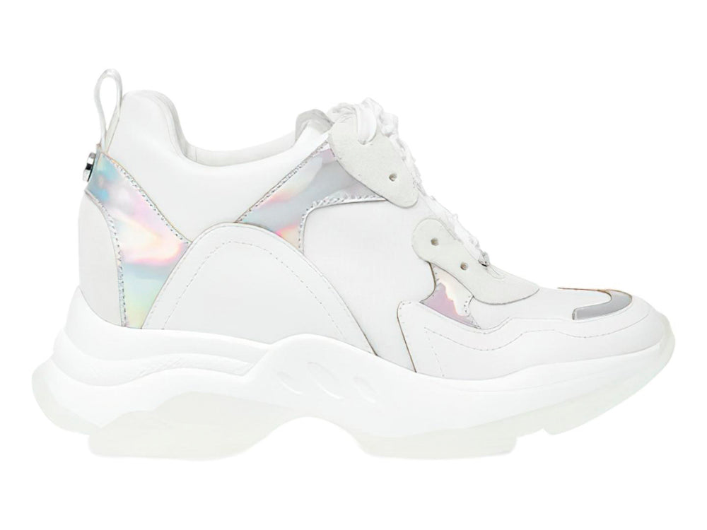 Tenis blancos Steve Madden con detalles plateados iridiscentes y suela gruesa.