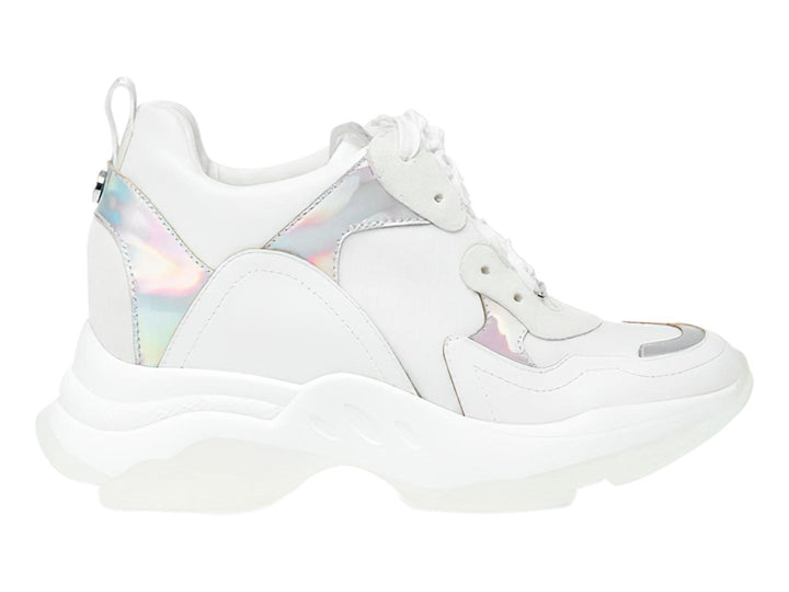 Tenis blancos Steve Madden con detalles plateados iridiscentes y suela gruesa.