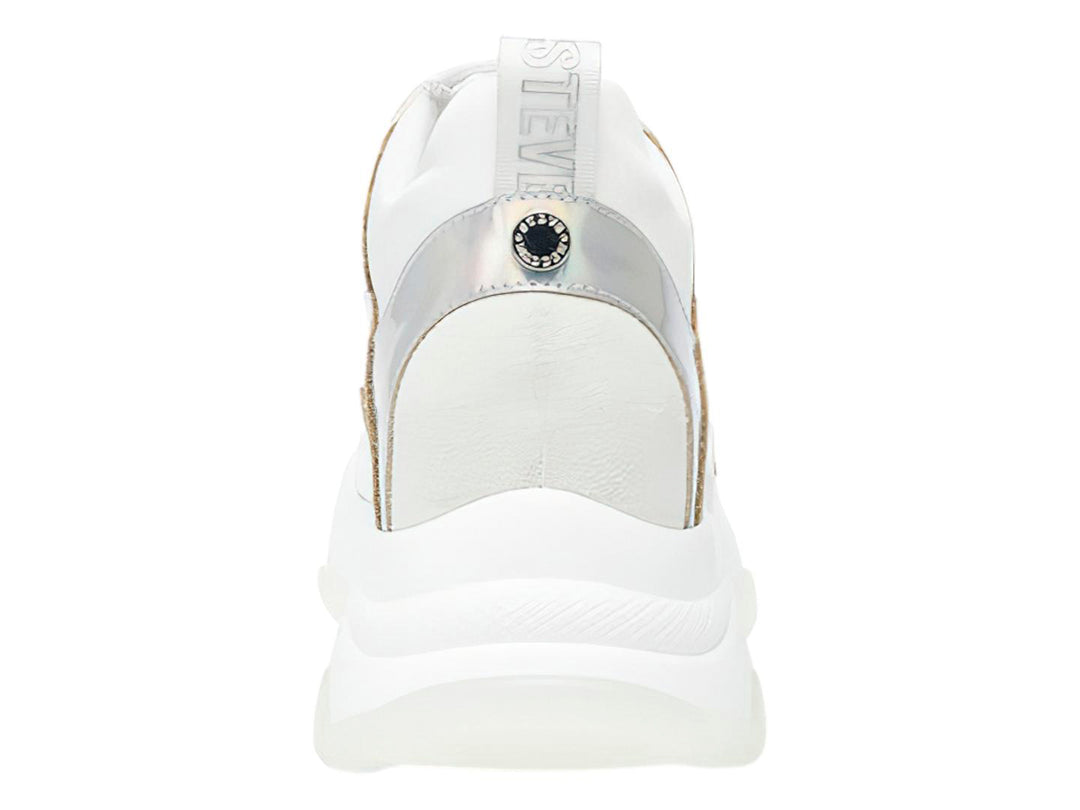 Tenis blancos Steve Madden con detalles plateados iridiscentes y suela gruesa.