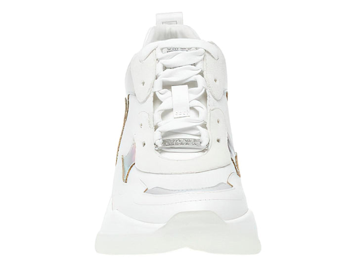 Tenis blancos Steve Madden con detalles plateados iridiscentes y suela gruesa.