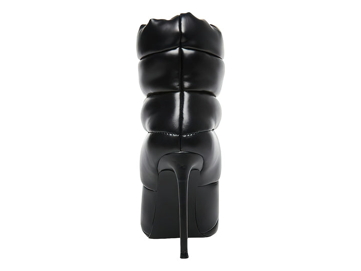 Botín negro de tacón alto y punta afilada con diseño acolchado estilo puffer.