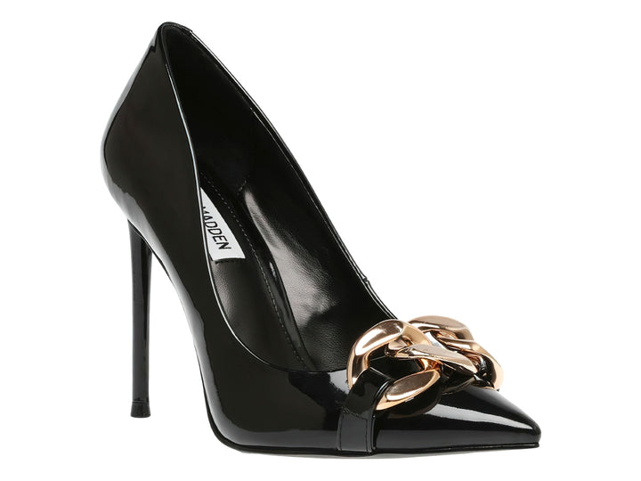 Zapato de tacón alto negro brillante con punta fina y adorno de cadena dorada en la parte frontal.